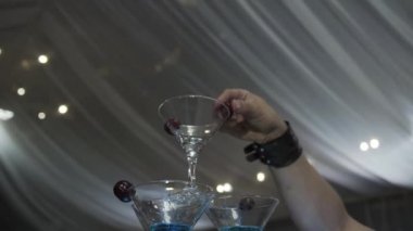 Misafirler için yapılan bir kutlamada güzel şampanya piramidi.