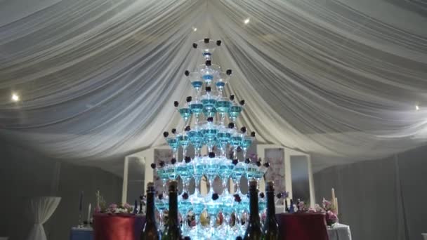 Vacker champagne pyramid vid en fest för gäster. — Stockvideo