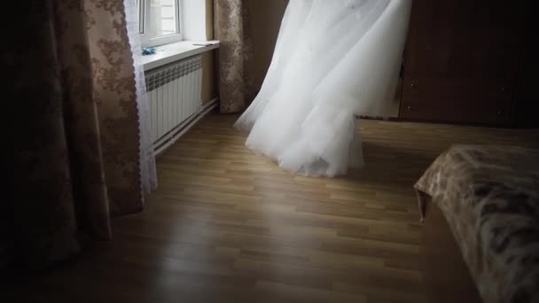 Die Braut dreht sich in einem leichten Brautkleid. — Stockvideo