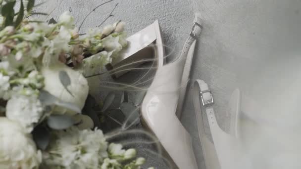 Mooie en stijlvolle bruiloft accessoires voor de bruid op haar trouwdag. — Stockvideo