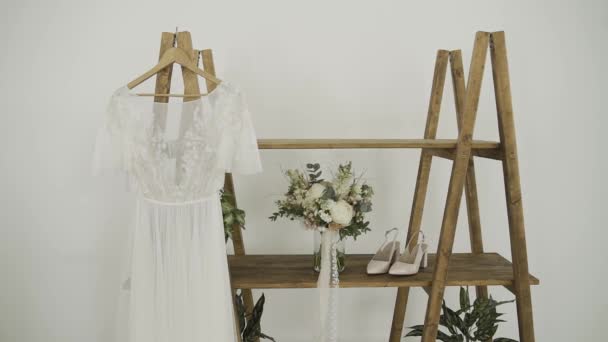 Hermosos y elegantes accesorios de boda para la novia en el día de su boda . — Vídeo de stock