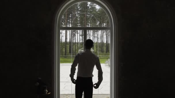 Geschäftsmann steht nachdenklich am Fenster. — Stockvideo