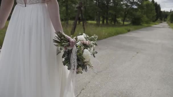 La novia tiene un ramo de bodas. Feliz día de boda . — Vídeos de Stock