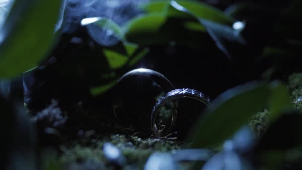 alliances en or dans la fumée .