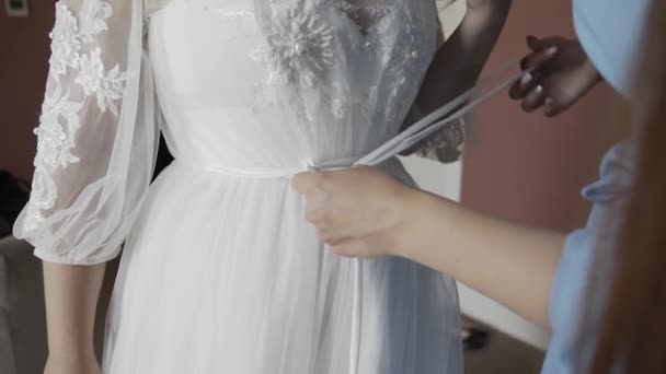 花嫁はウェディングドレスを編んだ。幸せな結婚式の日. — ストック動画