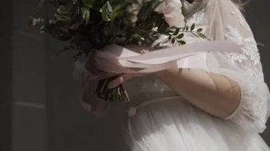 Mutlu yeni evliler düğün gününde el ele tutuşur..