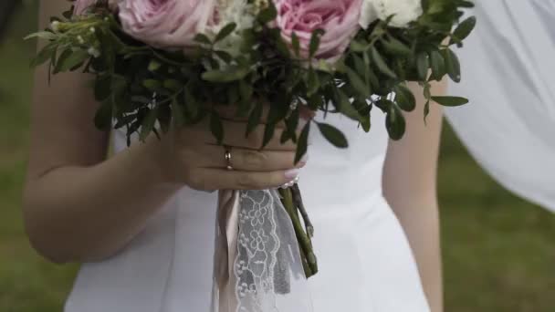 Szczęśliwi nowożeńcy trzymają się za ręce w dniu ślubu. — Wideo stockowe