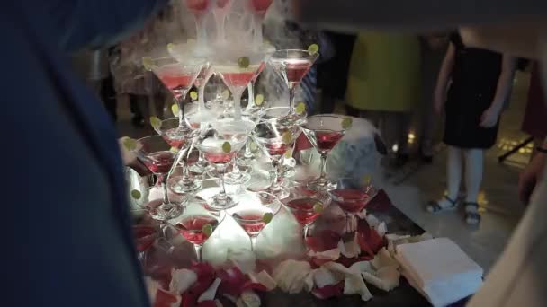 Gyönyörű pezsgő piramis egy ünnepségen a vendégek. — Stock videók