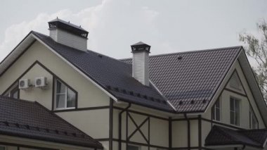 İki katlı özel bir evin güzel çatısı.