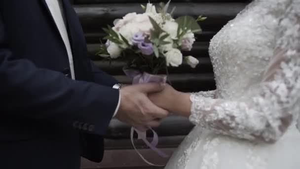 Felices recién casados se acarician las manos . — Vídeo de stock