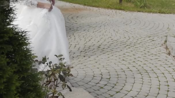 Boldog menyasszony sétál az aszfalton. — Stock videók
