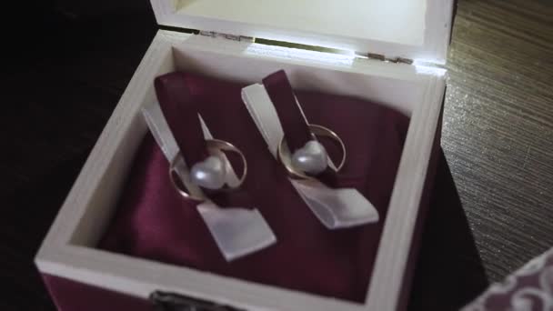 Anéis de ouro do casamento em uma bela caixa . — Vídeo de Stock