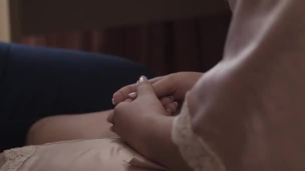 Prachtige handen van een meisje in een witte jas in een hotelkamer. — Stockvideo