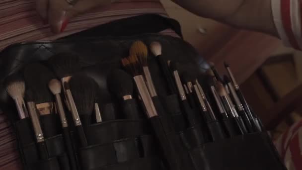 Artista de maquiagem profissional está limpando suas ferramentas de trabalho . — Vídeo de Stock