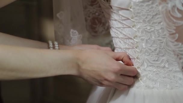 Nevěsta zauzlovala svatební šaty. Šťastný svatební den. — Stock video