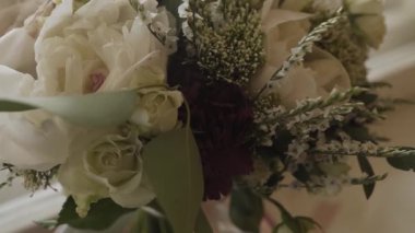 Taze çiçekler buket düğün. Taze çiçek şenlikli buket. Düğün gelin buketi. Floristik düğün. Yakın çekim.