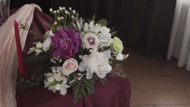 Ramo de flores frescas de la boda. Ramo festivo de flores frescas. Ramo nupcial de boda. Floristería de bodas. De cerca. . — Vídeos de Stock