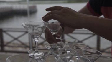 Garson şampanya piramidi koyuyor..