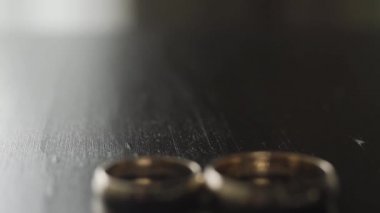 Güzel altın alyanslar. Düğün günü..