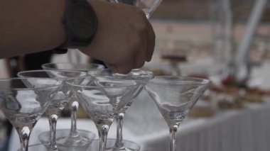 Garson şampanya piramidi koyuyor..