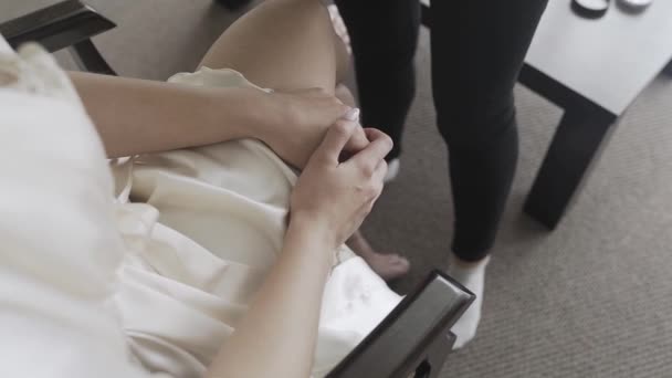 Belles mains d'une fille en manteau blanc dans une chambre d'hôtel . — Video