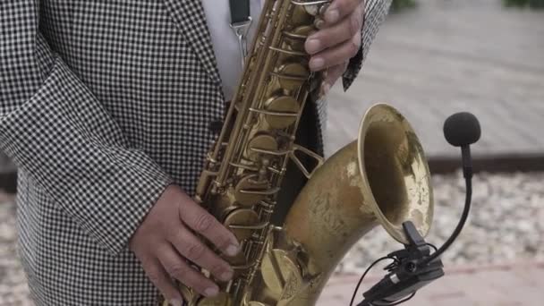 Saxofonistický hudebník hrající na saxofon nebo saxofon na koncertě nebo párty. — Stock video