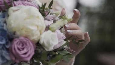 Gelin bir düğün buketi tutuyor. Mutlu düğün günleri..