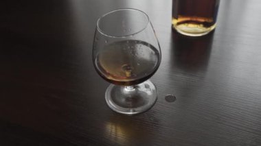 Masada dolu bir bardak viski yok..