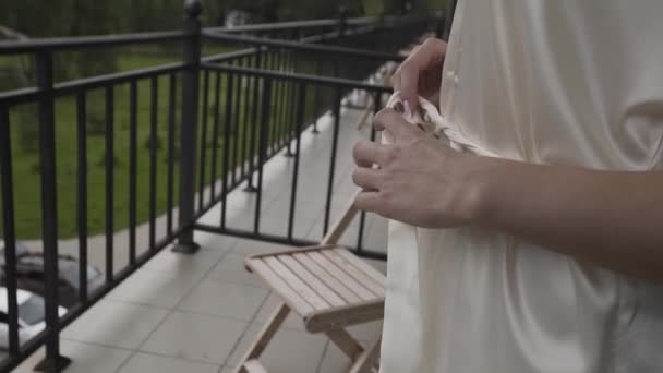Tangan yang indah dari seorang gadis dalam mantel putih di kamar hotel . — Stok Video