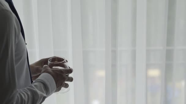 Geschäftsmann mit einem Glas Whiskey am Fenster. — Stockvideo