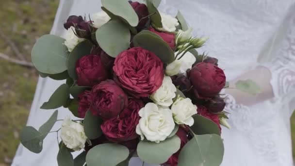 The bride holds a wedding bouquet. Happy wedding day. — Stock Video