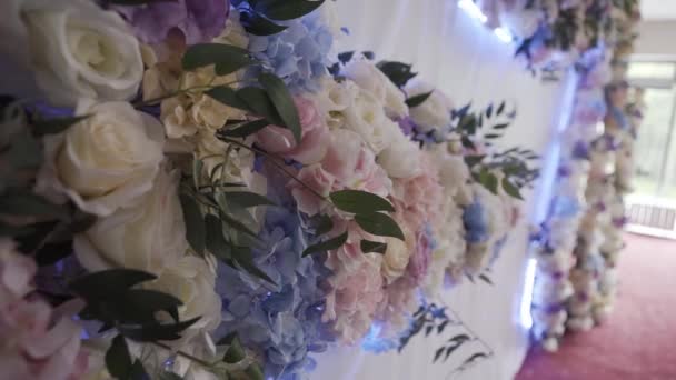 Beautiful wedding decoration in the hall. Wedding decorations. — Stock Video