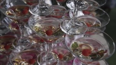 Misafirler için yapılan bir kutlamada güzel şampanya piramidi.