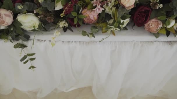 Belle décoration de mariage dans le hall. Décorations de mariage . — Video