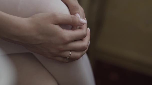 Hermosas manos de una chica con un abrigo blanco en una habitación de hotel . — Vídeo de stock