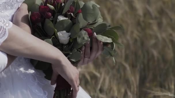 Η νύφη κρατάει ένα γαμήλιο μπουκέτο. Ευτυχισμένη μέρα γάμου. — Αρχείο Βίντεο
