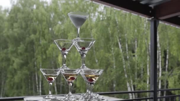 Prachtige champagne piramide op een feest voor de gasten. — Stockvideo