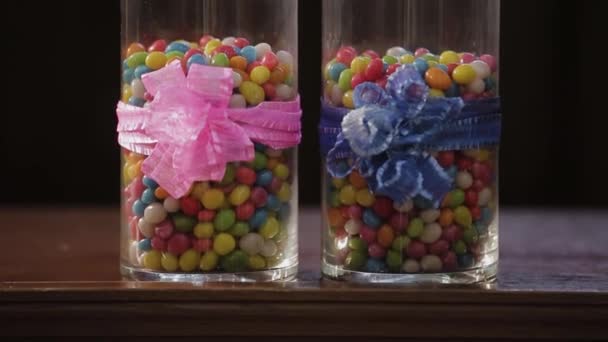 Bonitos doces multi-coloridos em recipientes de vidro . — Vídeo de Stock