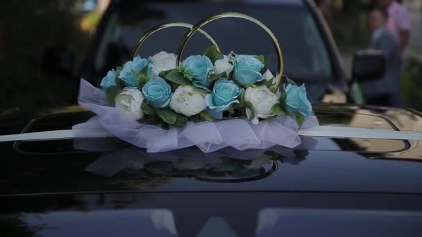 Bela decoração de casamento de carro em um dia de casamento . — Vídeo de Stock