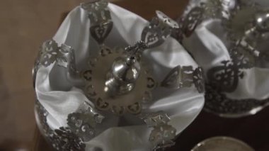 Kilise düğünleri için gümüş taçlar..