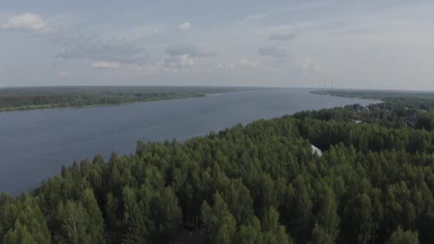 Hermoso vuelo sobre el bosque y el río . — Vídeos de Stock