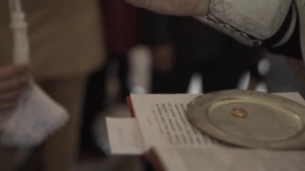 Hermosos anillos de bodas de oro en la iglesia . — Vídeos de Stock