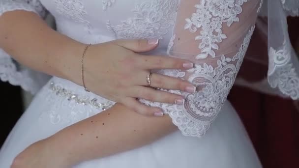 As mãos da noiva em um vestido de casamento . — Vídeo de Stock