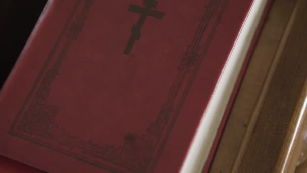 Православная Библия в церкви . — стоковое видео