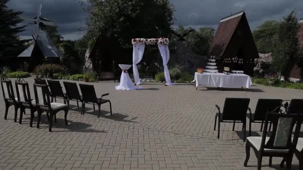 Prachtige inrichting van exit bruiloft registratie. — Stockvideo