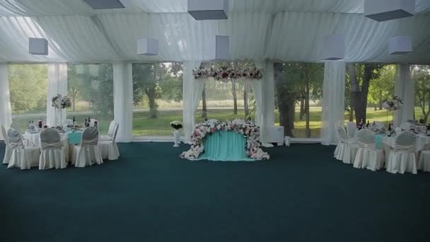 Hermosa decoración de la boda en el pasillo. Decoraciones de boda . — Vídeo de stock