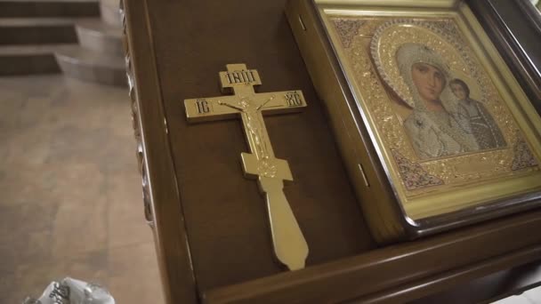 Orthodox gouden kruis en icoon in de kerk. — Stockvideo