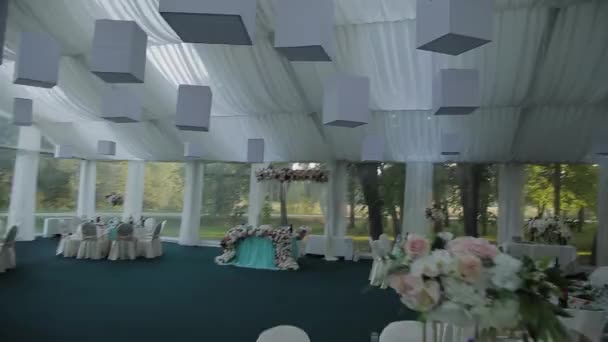 Vacker bröllopsdekoration i hallen. Bröllopsdekorationer. — Stockvideo