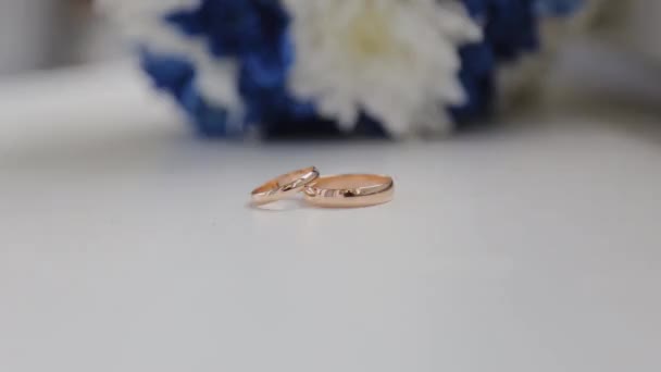 Hermosos anillos de boda dorados con un elegante ramo de novia . — Vídeo de stock