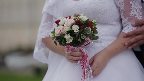 Os recém-casados felizes acariciam uns aos outros mãos . — Vídeo de Stock